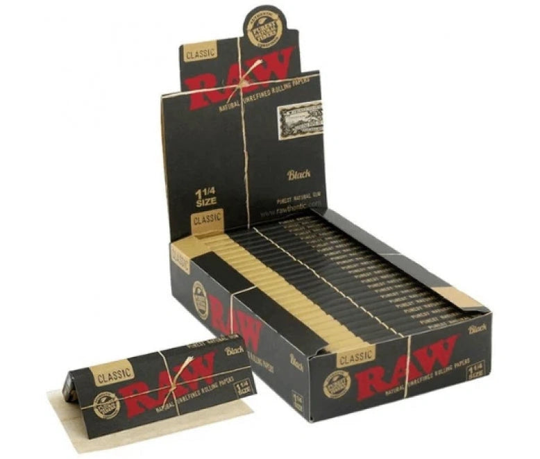Rolling papers RAW Classic Black & Gold 1¼ Size Ultra Thin, 24-pack with RAW branding